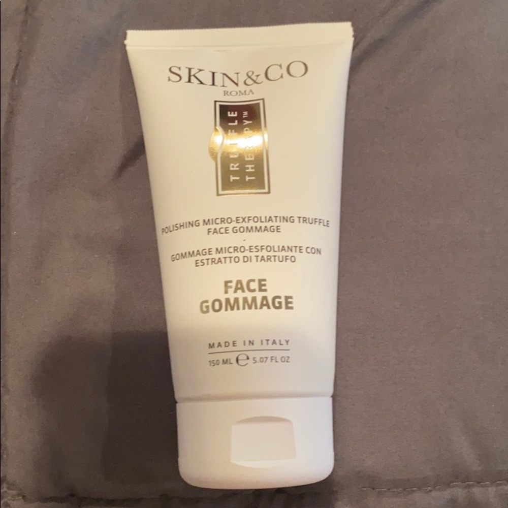 Skin and co Roma face scrub